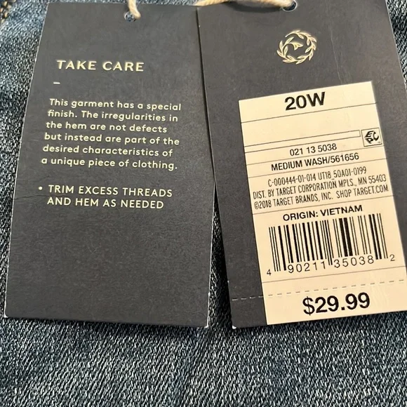 Woman’s medium washed distressed Jeans by universal Thread.  NWT size 20W - Picture 9 of 9
